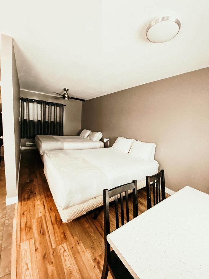 Hinton Highway Inn Buitenkant foto